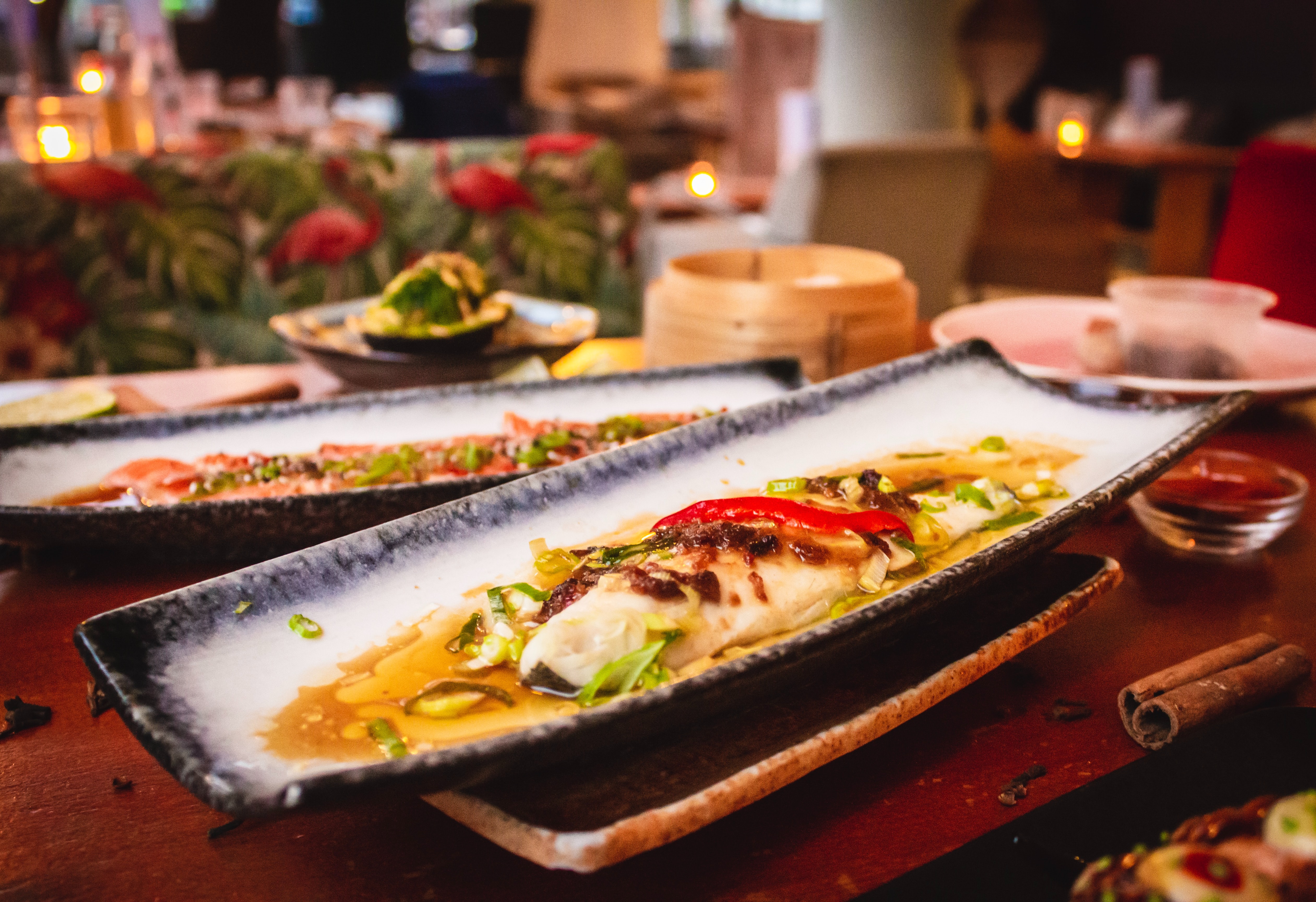 Plat grastronomique dans une assiette longue incurvée